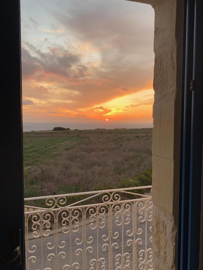 Bed and Breakfast Fiftyfour West Boutique Living à Għarb Extérieur photo