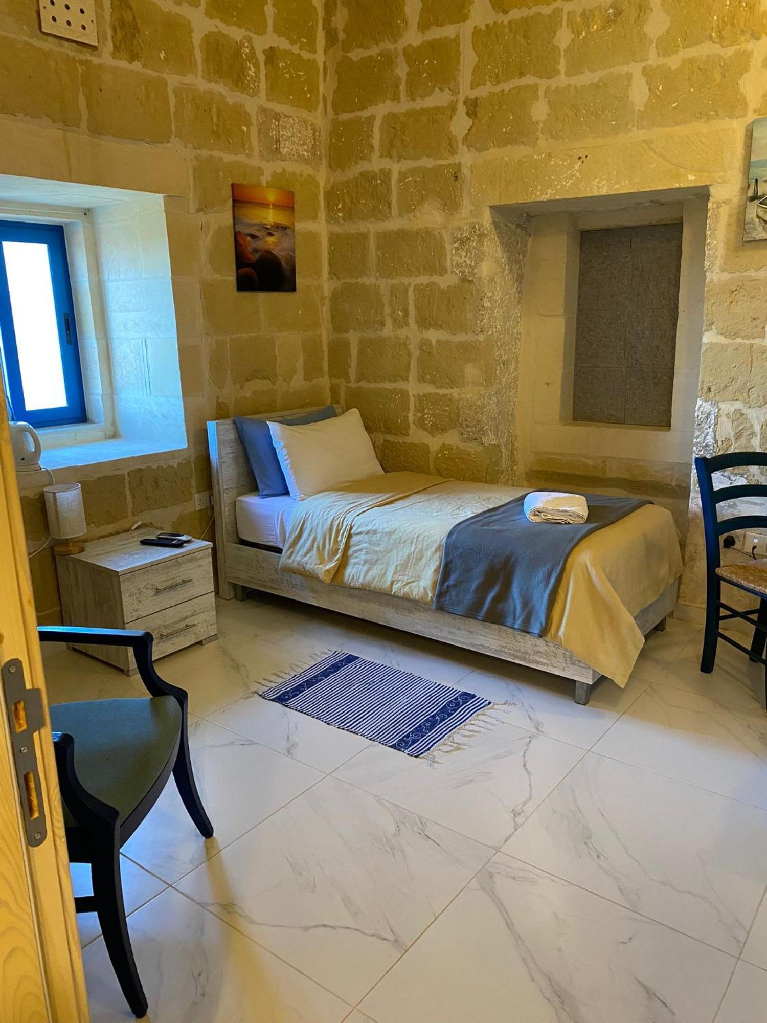 Bed and Breakfast Fiftyfour West Boutique Living à Għarb Extérieur photo
