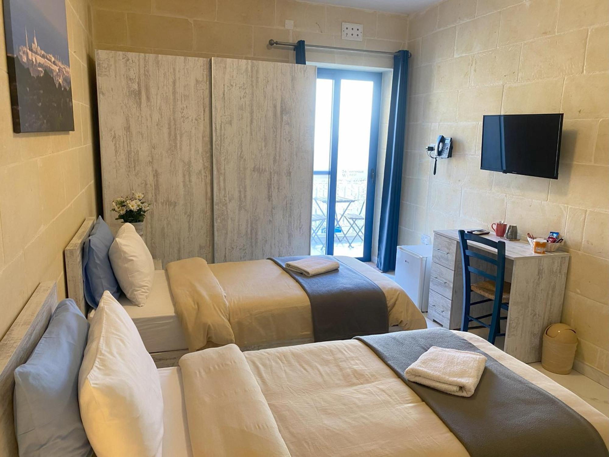 Bed and Breakfast Fiftyfour West Boutique Living à Għarb Extérieur photo