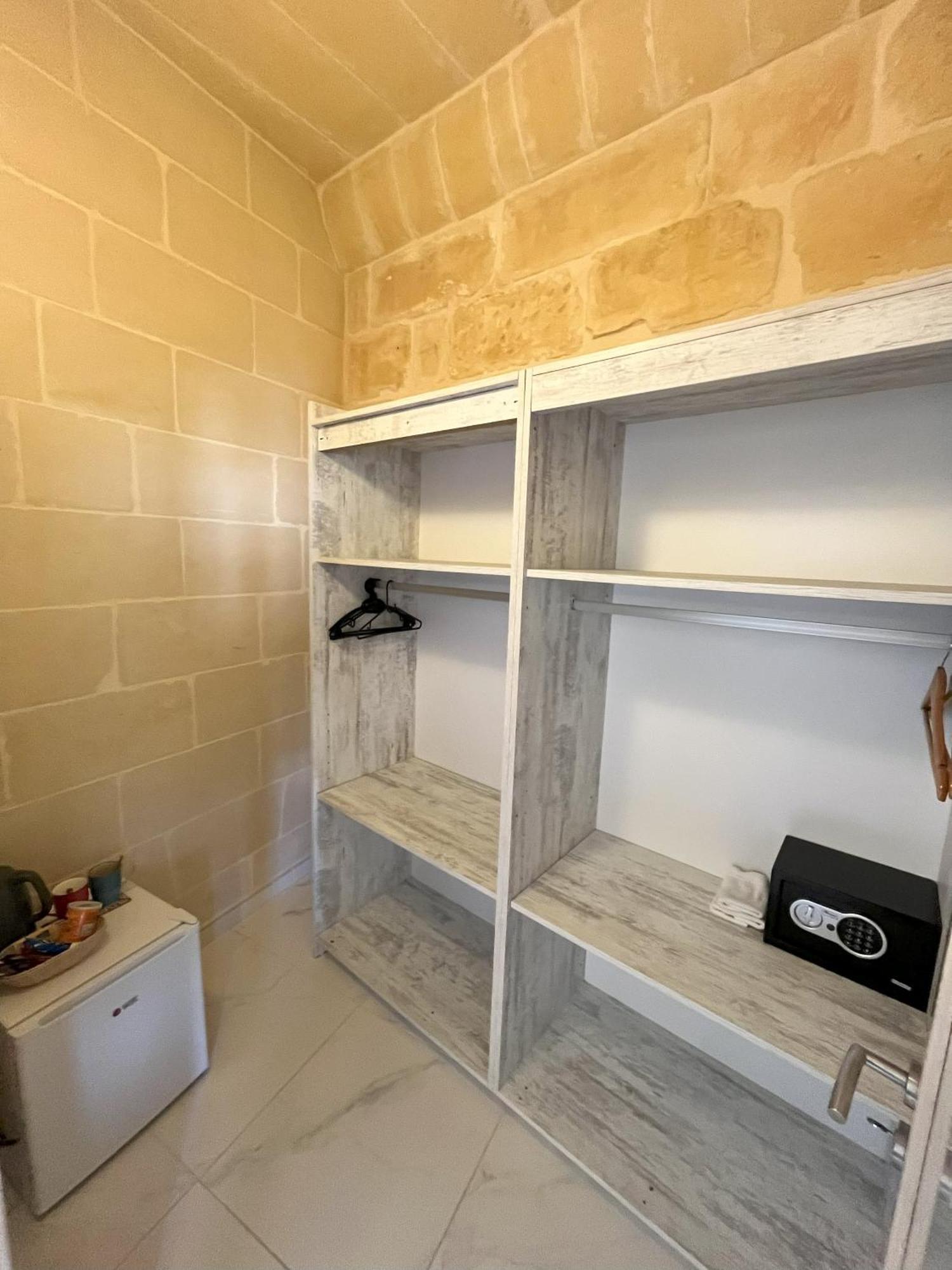 Bed and Breakfast Fiftyfour West Boutique Living à Għarb Extérieur photo
