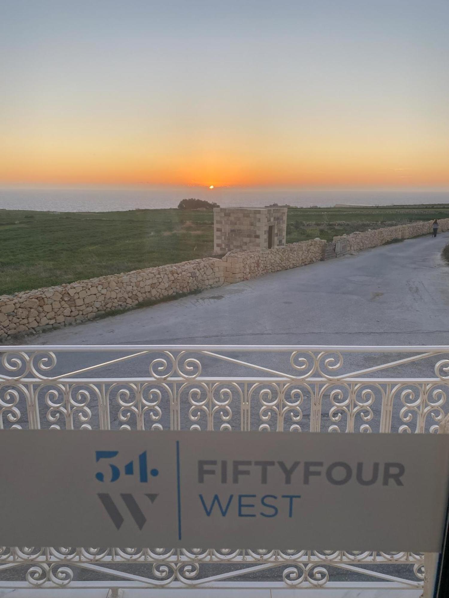 Bed and Breakfast Fiftyfour West Boutique Living à Għarb Extérieur photo