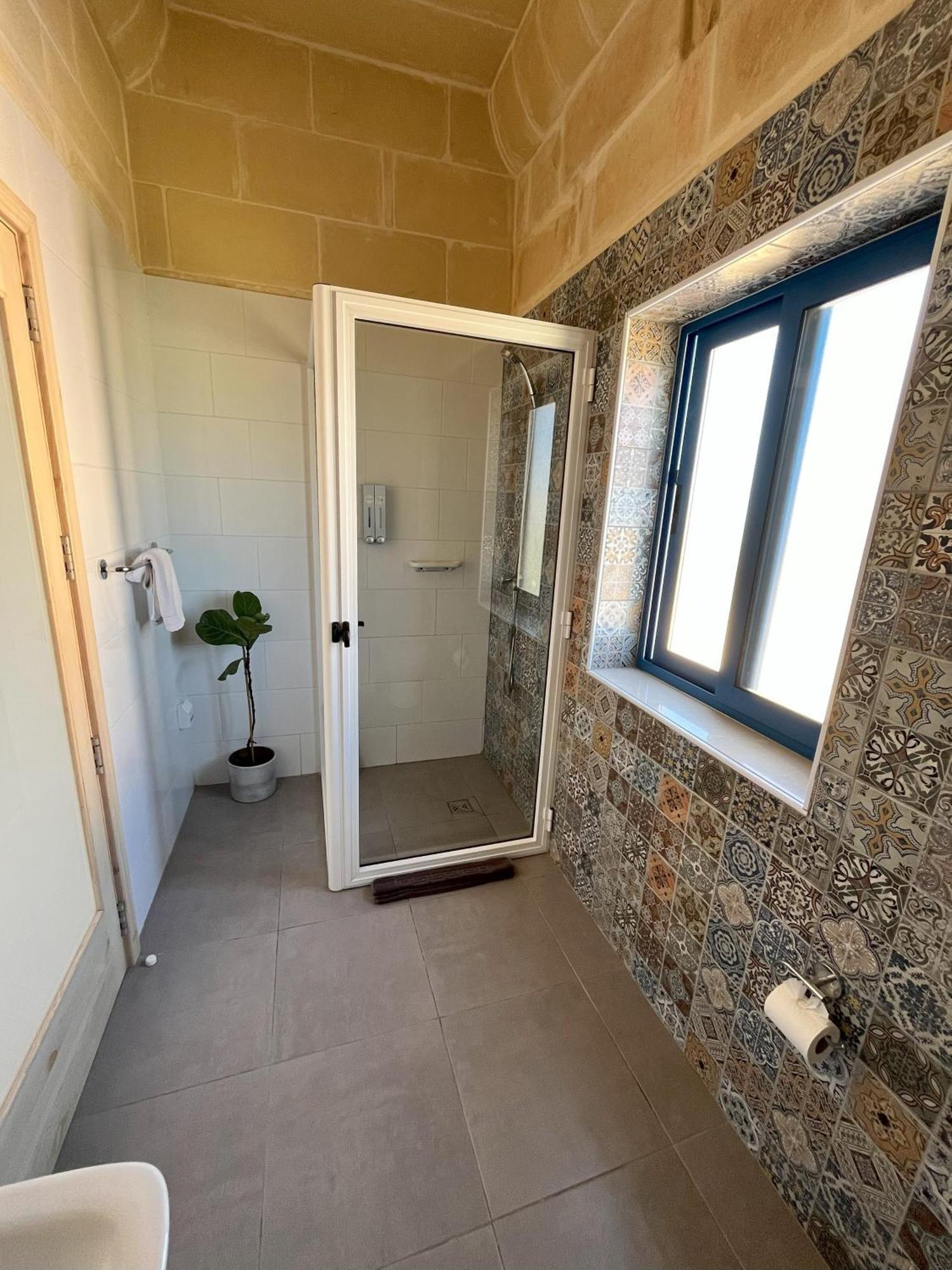 Bed and Breakfast Fiftyfour West Boutique Living à Għarb Extérieur photo
