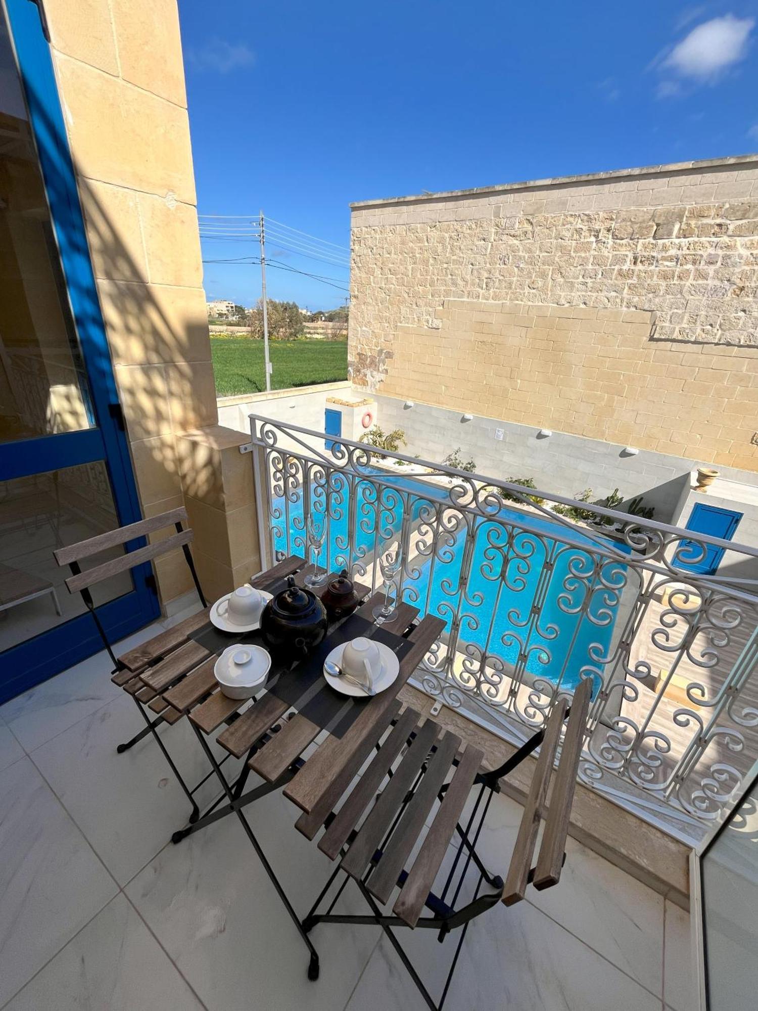 Bed and Breakfast Fiftyfour West Boutique Living à Għarb Extérieur photo
