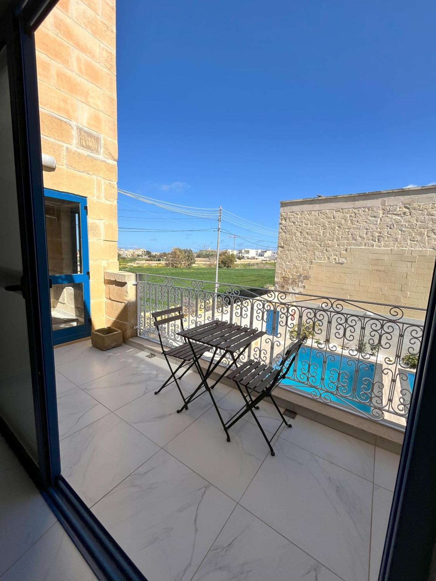 Bed and Breakfast Fiftyfour West Boutique Living à Għarb Extérieur photo