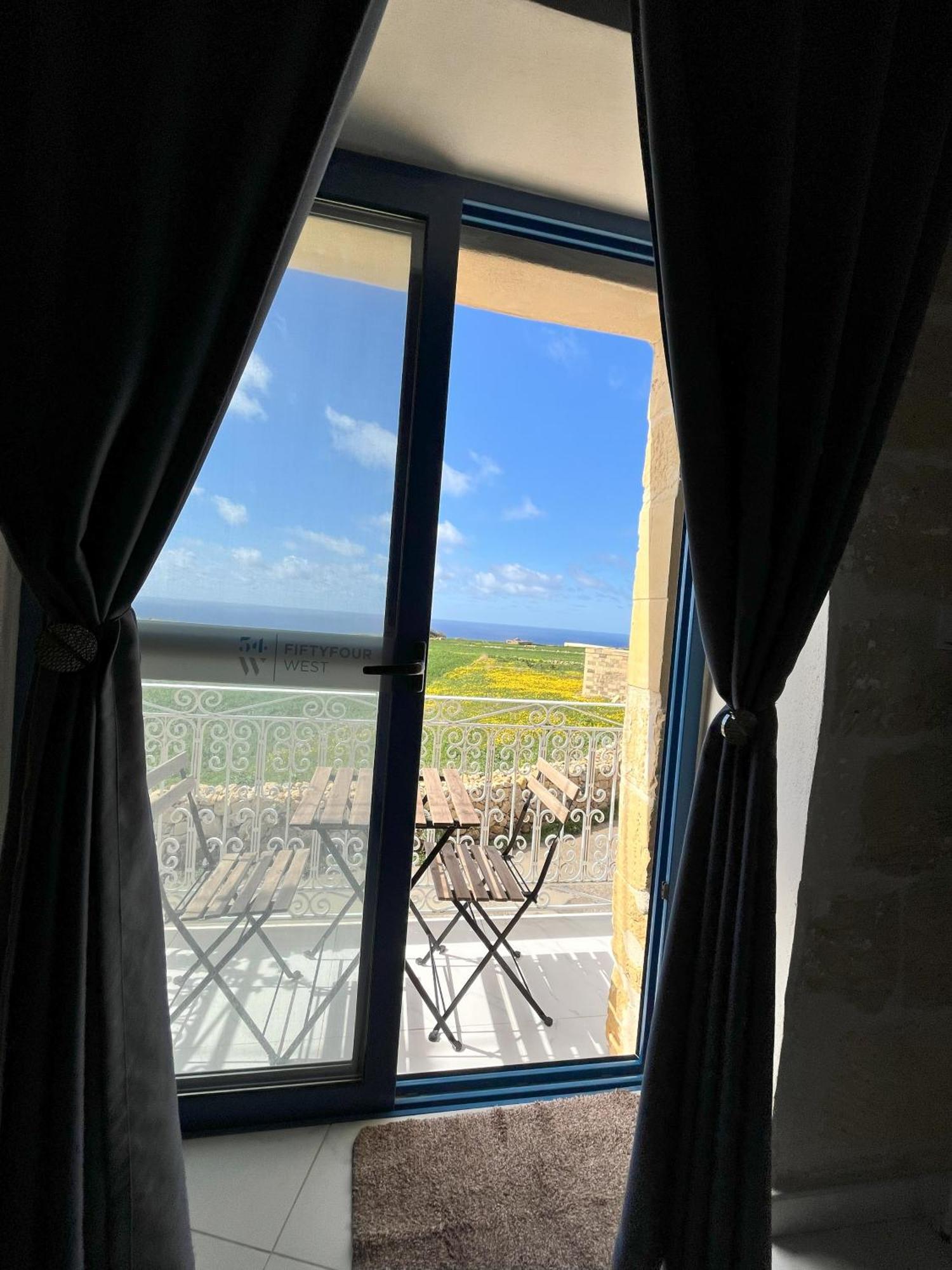 Bed and Breakfast Fiftyfour West Boutique Living à Għarb Extérieur photo
