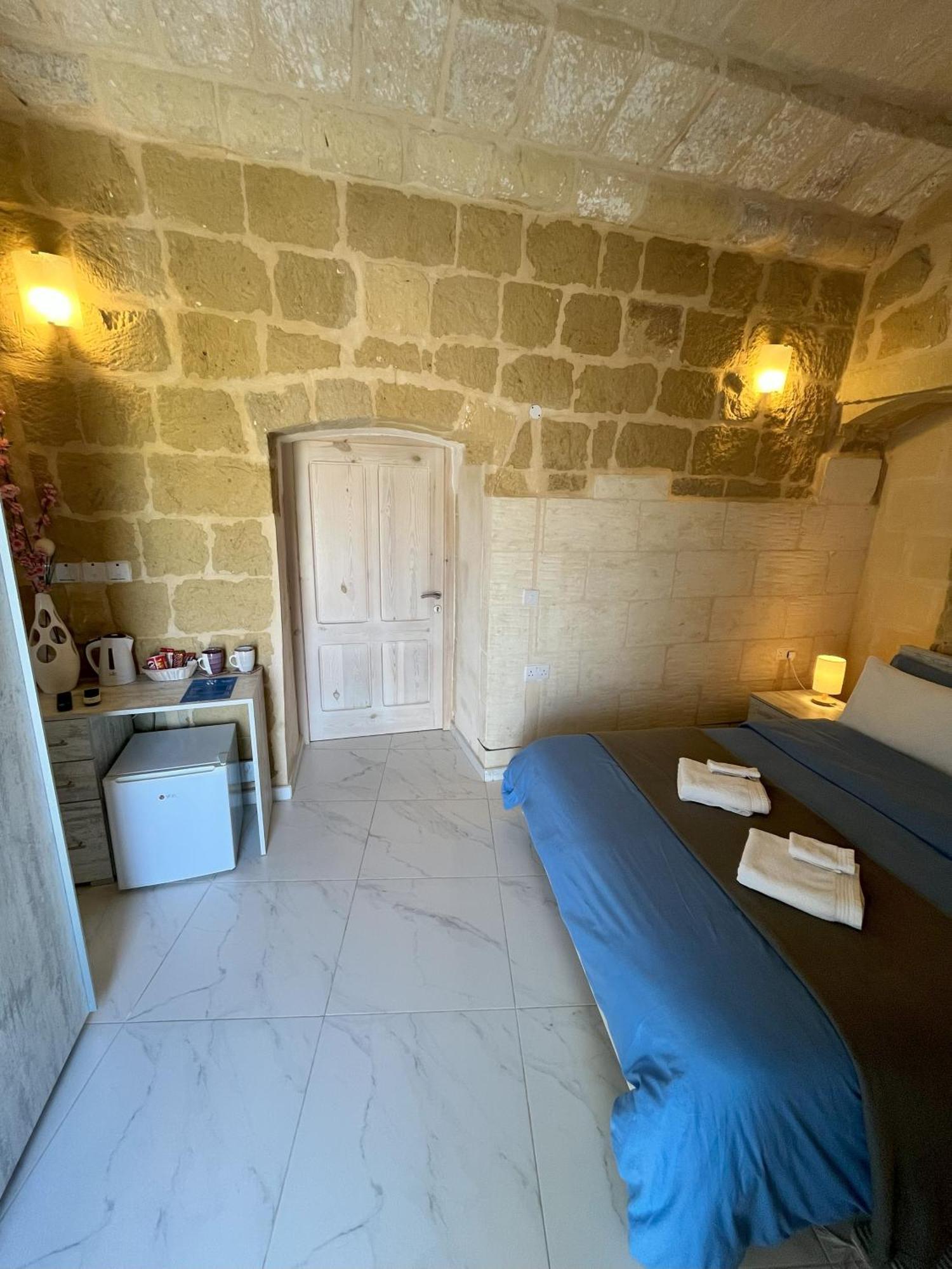 Bed and Breakfast Fiftyfour West Boutique Living à Għarb Extérieur photo