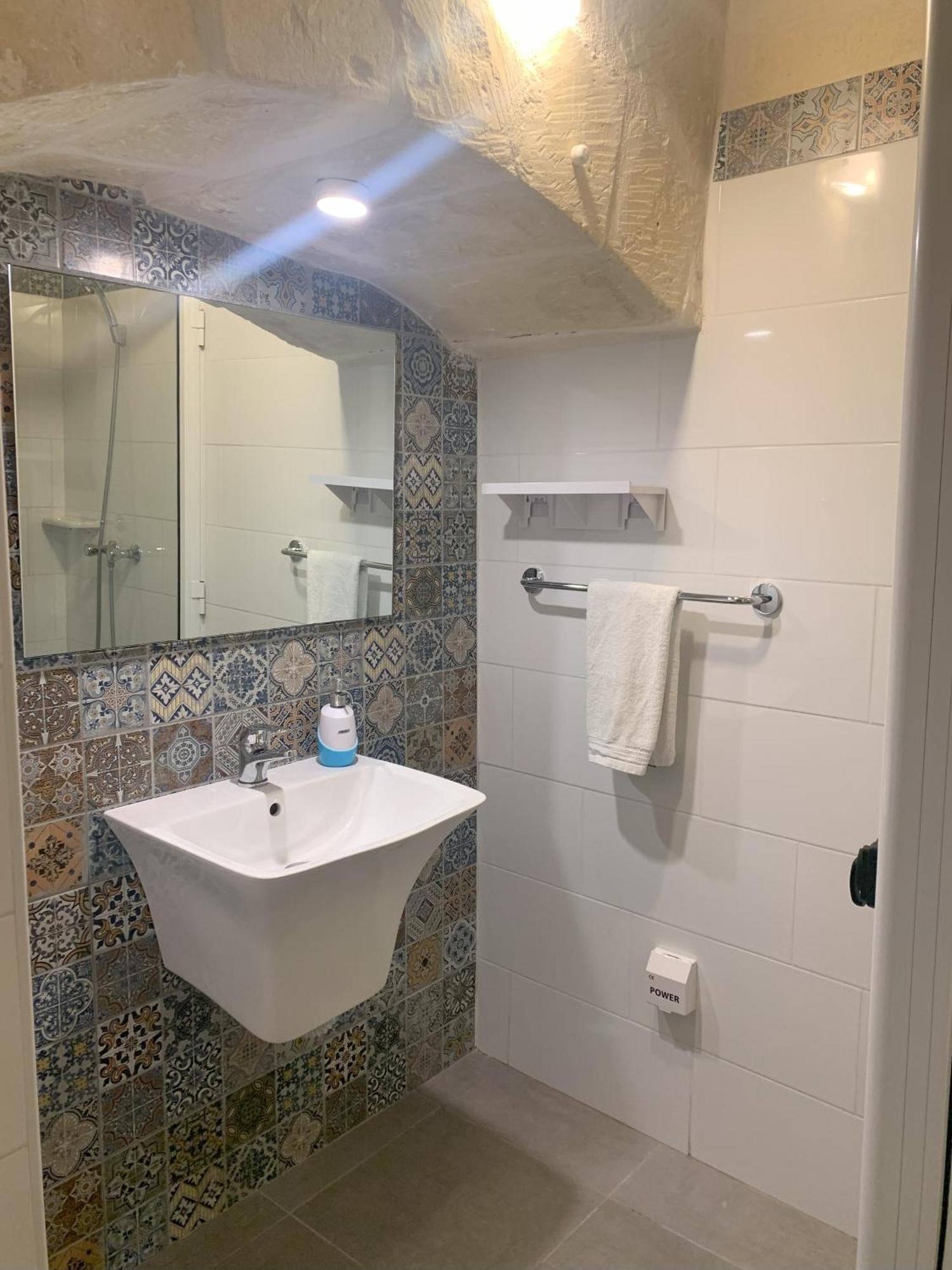 Bed and Breakfast Fiftyfour West Boutique Living à Għarb Extérieur photo