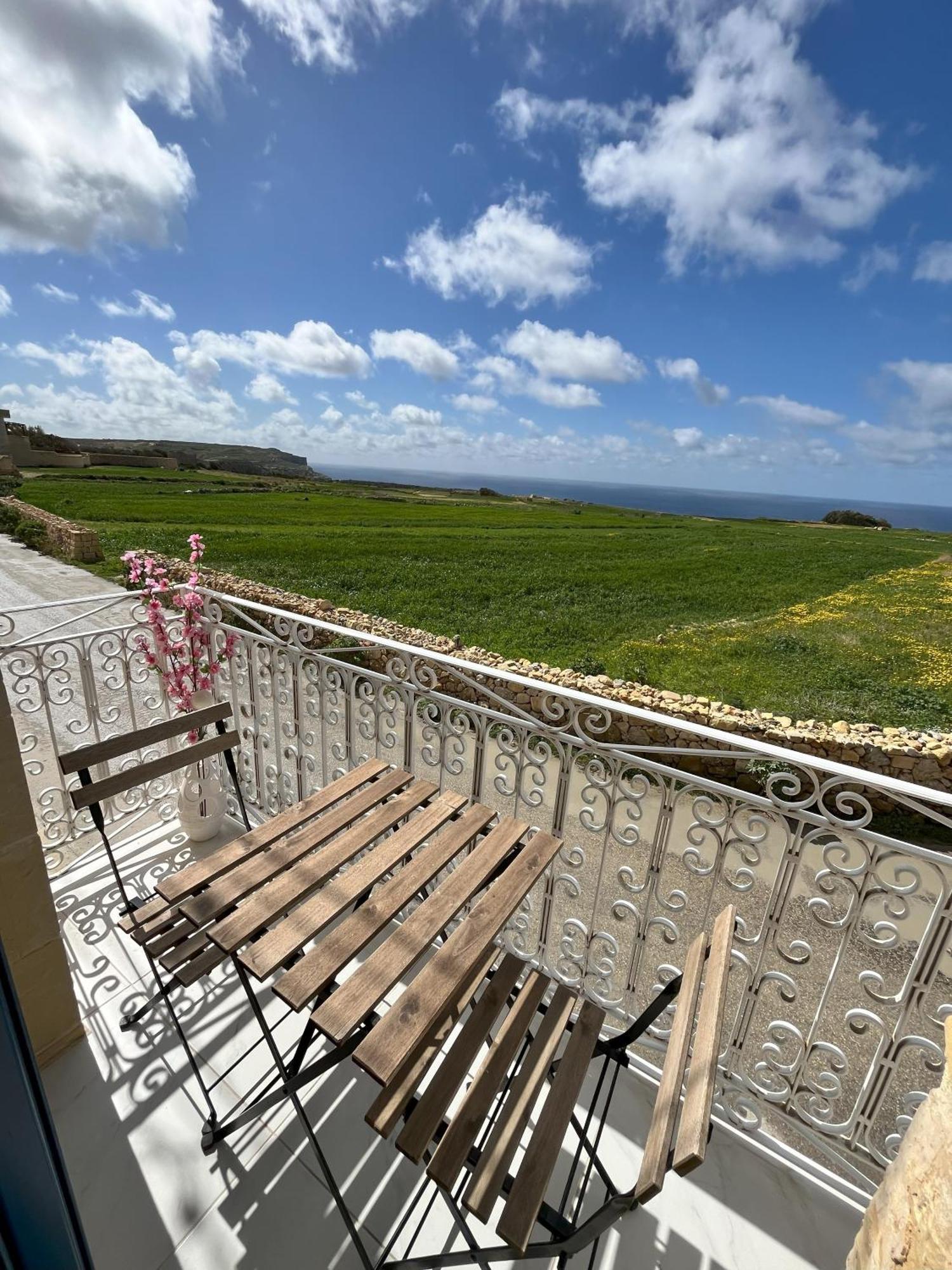 Bed and Breakfast Fiftyfour West Boutique Living à Għarb Extérieur photo