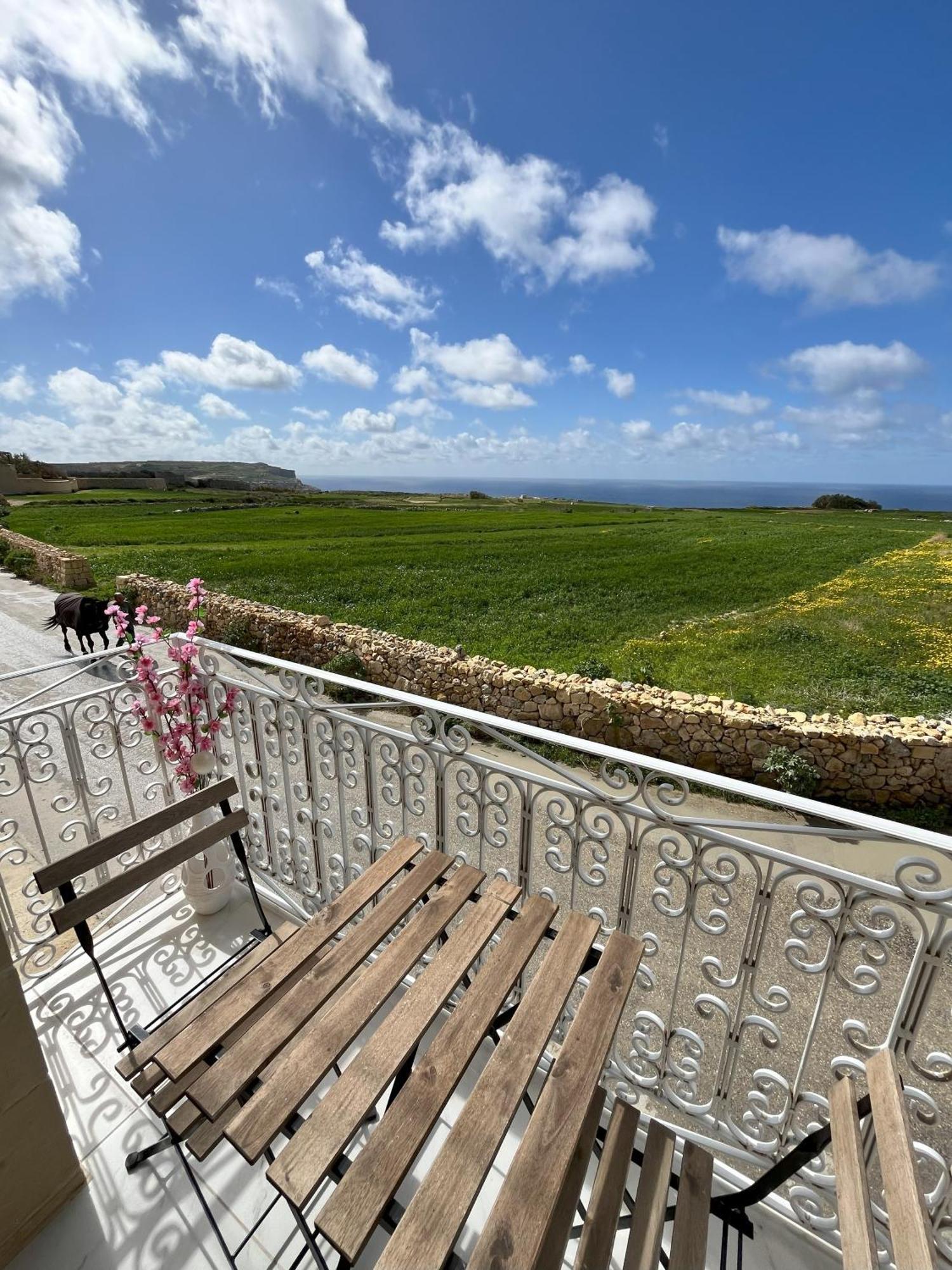 Bed and Breakfast Fiftyfour West Boutique Living à Għarb Extérieur photo